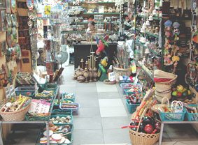 Guayaquil, Promenade 2000,
                        Kunsthandwerk-Laden (07), der zweite
                        Eingangsbereich mit der zweiten Verk�uferin