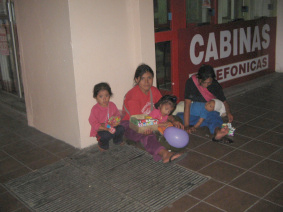 Guayaquil, Sucre-Strasse (Calle Sucre) bei
                        Nacht, Ureinwohner (Ind�genas) verkaufen
                        S�ssigkeiten (01)