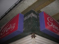 Zentrum von Guayaquil, Strassenschilder der
                        Calle Sucre und der Calle Pedro Carbo