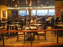 Guayaquil, Terminal Terrestre en la madrugada, los
            restaurantes est�n cerrados todav�a, aunque las rejas ya son
            abiertas y los restaurantes ya son iluminados (03)