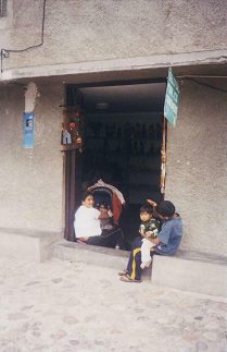 Plaza Santa Ana, Tochter von
                        Kunsthandwerker Sulca am Hauseingang