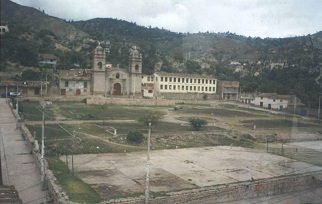 Die Kirche "Santa Ana" mit Vorplatz, Sicht
            vom Dach des Hauses der Familie Gallardo