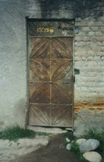 Avenida Andamarca, puerta de entrada con el
                        taller de Ciriaco Sosa, con placa con direcci�n