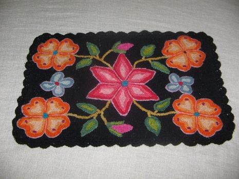 Tischuntersetzer in Schwarz (30 Soles, 12
                        Dollar)