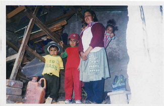 Madre ind�gena con ni�os y bid�n de agua