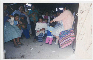 Equipo a la puerta en un semic�rculo 02
