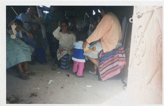 Equipo a la puerta en un semic�rculo 04