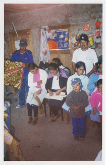 Parte del equipo con Ciriaco Sosa y un
                        tapiz al fondo