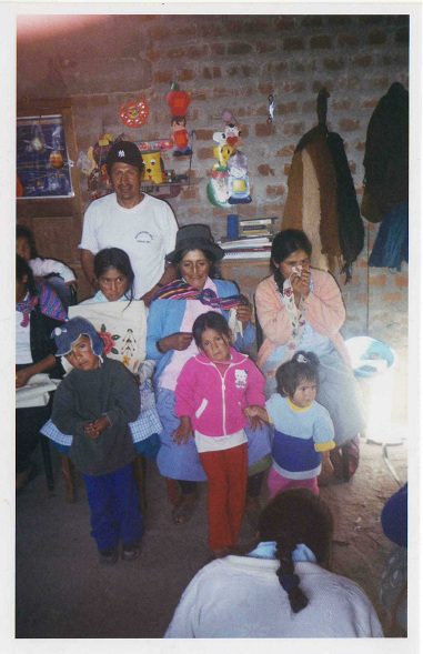 Parte del equipo con Ciriaco Sosa y con
                        ni�os