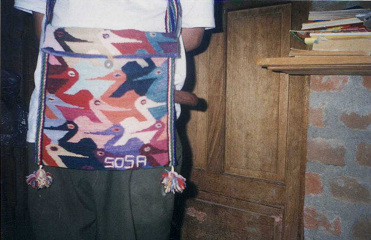 Bolsa tejida con dise�os de p�jaros con
                        signatura "Sosa", primer plano