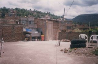 Jiron La Mar 425, Waschbecken und WC open
                        air im Freien auf dem Dach, das WC und die
                        Dusche haben nur einen Stoffvorhang, die Dusche
                        ist nur kalt