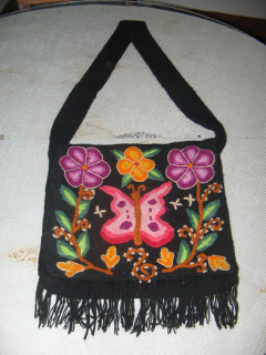 Artesan�a de Ayacucho: bolsa de flores con
                    mariposa en negro