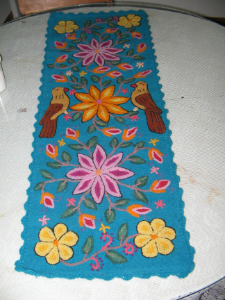 Artesan�a de Ayacucho: individual grande en
                    azul con flores y p�jaros (80)