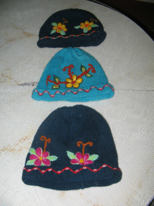 Artesan�a de Ayacucho: gorras bordadas con
                    flores en azul claro y azul oscuro