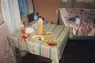 Hospedaje Caribe, Zimmertisch mit Esswaren