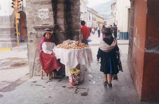 Plaza de Armas: Eine Indigena verkauft
                        Geb�ck auf einem Tisch