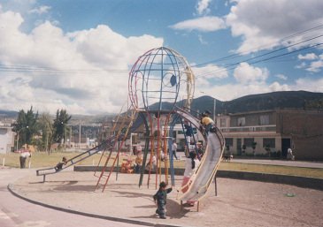 Spielplatz Prolongaci�n Libertad, Doppelrutschbahn mit
            Globus 01