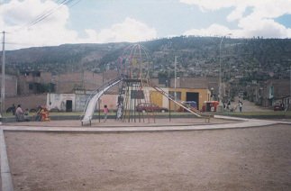 Spielplatz Prolongaci�n Libertad,
                        Doppelrutschbahn mit Globus 02