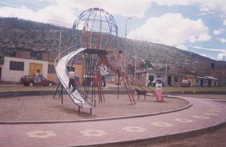 Spielplatz Prolongaci�n Libertad,
                        Doppelrutschbahn mit Globus 03