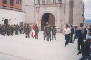 Plaza de Armas, Vorbereitung zur
                        Milit�rparade f�r eine peruanische Fahne 01