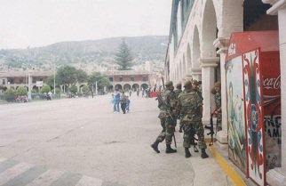 Plaza de Armas, Vorbereitung zur
                        Milit�rparade f�r eine peruanische Fahne 02