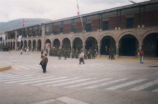 Plaza de Armas, Vorbereitung zur
                        Milit�rparade f�r eine peruanische Fahne 03