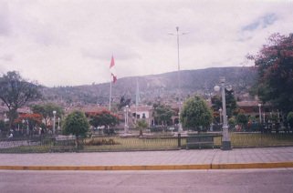 Plaza de Armas, Milit�rparade f�r eine
                        peruanische Fahne 04, die Fahnen wehen