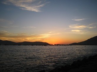 Puesta del sol en la bah�a de Chimbote
                            10