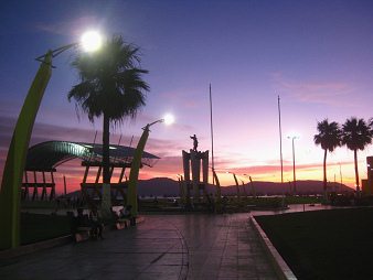 El monumento de la plaza Grau en la noche