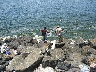Tubo de desag�e civil con pescadores 02