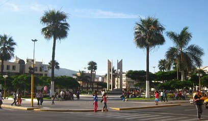 Der Waffenplatz (plaza de
                                          Armas) von Chimbote mit dem
                                          Springbrunnen