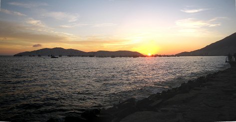 Der Sonnenuntergang in
                                          der Bucht von Chimbote,
                                          Panoramafoto mit der
                                          Weissinsel (isla Blanca)