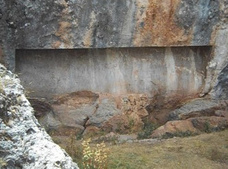 Cusco Sacsayhuam�n, Zona X (Laq'o, Laco,
                        Templo de la Luna): Gigantischer, gebogener
                        Schnitt im Felsen mit rechten Winkeln