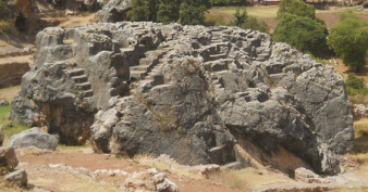 Cusco-Sacsayhuam�n: rock of stairs and
                        thrones "Chinchana grande"