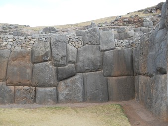 Cusco Sacsayhuam�n, gigantische Zickzackmauer 07