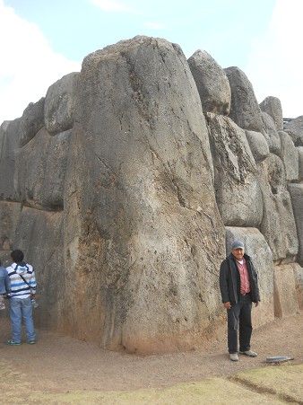 Cusco Sacsayhuam�n, Giga-Eckstein mit einer
              erwachsenen Person