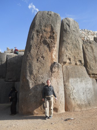 Cusco Sacsayhuam�n, Giga-Eckstein mit Michael Palomino als Gr�ssenvergleich