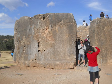 Cusco Sacsayhuam�n, Korridor zur Treppe mit zwei gigantischen Ecksteinen 02