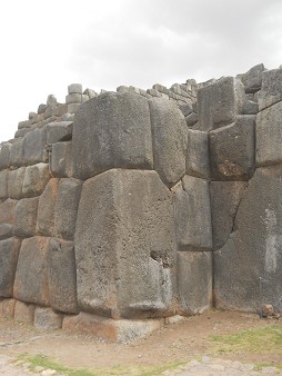 Cusco Sacsayhuam�n, eine weitere Treppe mit geometrisch geschnittenen Giga-Ecksteinen 1