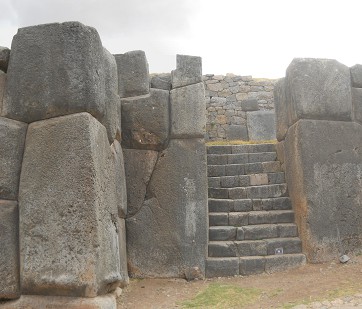Cusco Sacsayhuam�n, eine weitere Treppe mit geometrisch geschnittenen Giga-Ecksteinen, Panorama 2