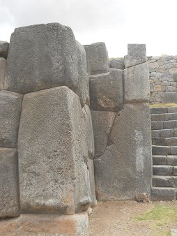 Cusco Sacsayhuam�n, eine weitere Treppe mit geometrisch geschnittenen Giga-Ecksteinen 4