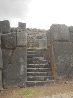 Cusco Sacsayhuam�n, eine weitere Treppe mit geometrisch geschnittenen Giga-Ecksteinen 5