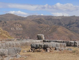 Sacsayhuam�n (Cusco), vierte Terrassenstufe: Sicht auf Schriftz�ge an Bergen: "Hoch lebe Peru!" ("Viva el Per�")