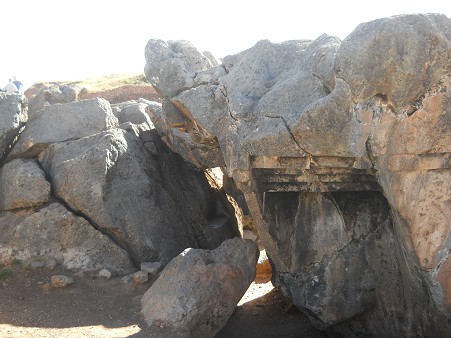 Sacsayhuam�n (Cusco), grosser Steinbruch, der Fels mit der umgekehrten Treppe und Thron