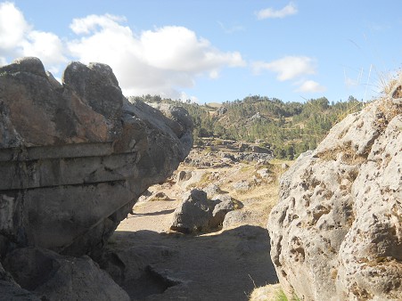 Sacsayhuam�n (Cusco), grosser Steinbruch, der Fels mit den umgedrehten Treppen 02