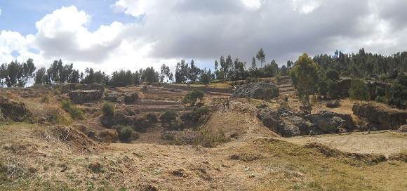 Cusco Sacsayhuam�n, der Treppen- und Thronstein "Chinchana grande" in der Wiese
