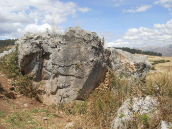 Cusco Sacsayhuam�n, auf dem Weg zum Treppen- und Thronstein "Chinchana grande", Felsen mit geschnittenen Fl�chen 02