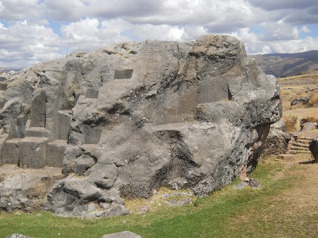 Details vom Treppen- und Thronfelsen "Chinchana grande", Ansicht 3-2 mit vielen Thronen