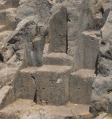 Cusco Sacsayhuam�n, Treppen- und Thronfelsen "Chinchana grande", Mehrfachthron 03