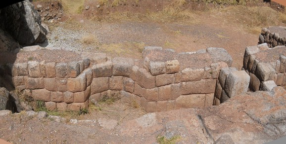 Bereich des Treppensteins "Chinchana grande": Perfekte Inkamauer mit Kurvennische, Panorama